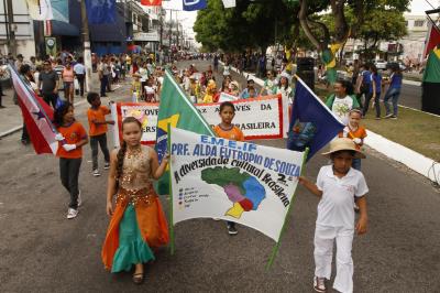 Cultura de paz é tema de desfile escolar infantil no bairro da Pedreira