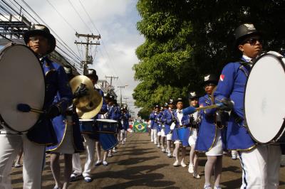 Cultura de paz é tema de desfile escolar infantil no bairro da Pedreira