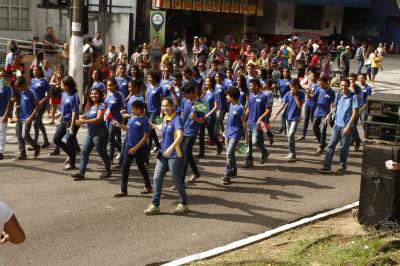 Cultura de paz é tema de desfile escolar infantil no bairro da Pedreira