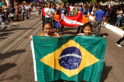 Cultura de paz é tema de desfile escolar infantil no bairro da Pedreira
