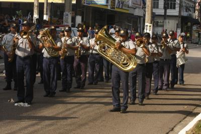 Cultura de paz é tema de desfile escolar infantil no bairro da Pedreira