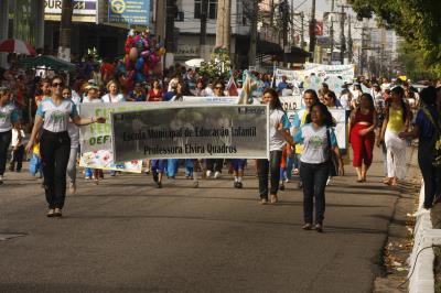 Cultura de paz é tema de desfile escolar infantil no bairro da Pedreira