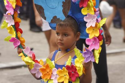 Cultura de paz é tema de desfile escolar infantil no bairro da Pedreira