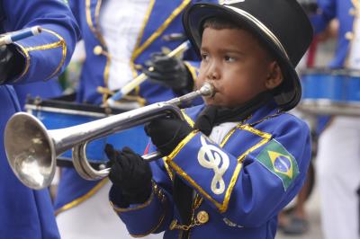 Cultura de paz é tema de desfile escolar infantil no bairro da Pedreira