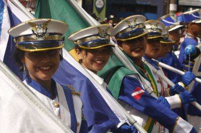 Cultura de paz é tema de desfile escolar infantil no bairro da Pedreira