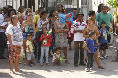 Cultura de paz é tema de desfile escolar infantil no bairro da Pedreira