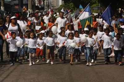 Cultura de paz é tema de desfile escolar infantil no bairro da Pedreira