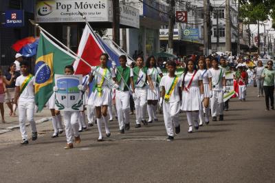 Cultura de paz é tema de desfile escolar infantil no bairro da Pedreira