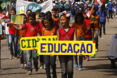 Cultura de paz é tema de desfile escolar infantil no bairro da Pedreira