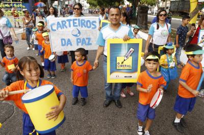 Cultura de paz é tema de desfile escolar infantil no bairro da Pedreira