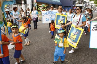 Cultura de paz é tema de desfile escolar infantil no bairro da Pedreira