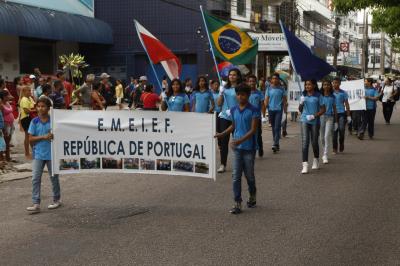 Cultura de paz é tema de desfile escolar infantil no bairro da Pedreira
