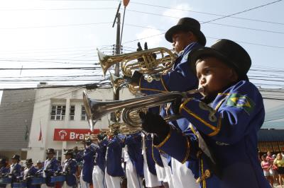 Cultura de paz é tema de desfile escolar infantil no bairro da Pedreira