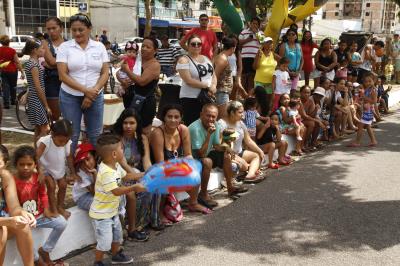 Cultura de paz é tema de desfile escolar infantil no bairro da Pedreira