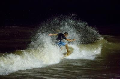 Surf noturno de água doce é novidade no Campeonato Paraense