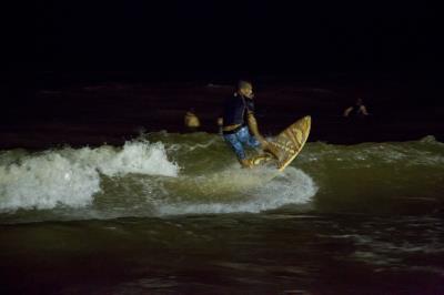 Surf noturno de água doce é novidade no Campeonato Paraense