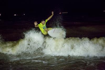 Surf noturno de água doce é novidade no Campeonato Paraense