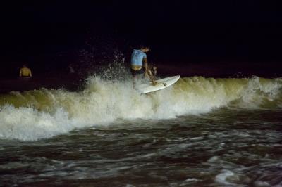 Surf noturno de água doce é novidade no Campeonato Paraense