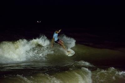 Surf noturno de água doce é novidade no Campeonato Paraense