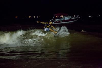 Surf noturno de água doce é novidade no Campeonato Paraense