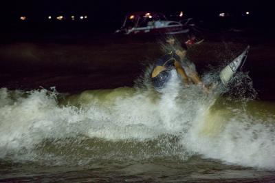 Surf noturno de água doce é novidade no Campeonato Paraense