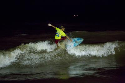 Surf noturno de água doce é novidade no Campeonato Paraense
