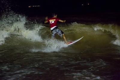 Surf noturno de água doce é novidade no Campeonato Paraense