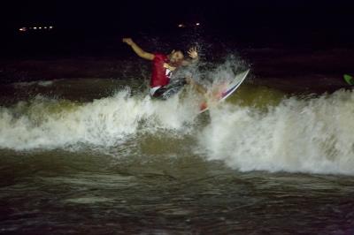 Surf noturno de água doce é novidade no Campeonato Paraense