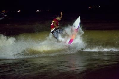 Surf noturno de água doce é novidade no Campeonato Paraense