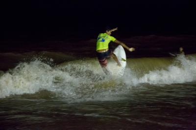 Surf noturno de água doce é novidade no Campeonato Paraense