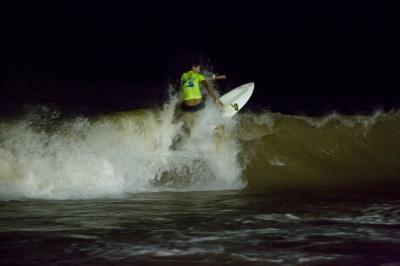 Surf noturno de água doce é novidade no Campeonato Paraense