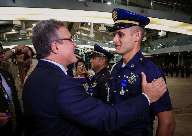 Prefeito homenageia 37 personalidades com a mais importante comenda do município