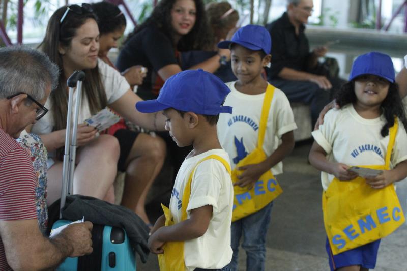 Alunos da educação infantil distribuem “Cartas Para Paz” no Aeroporto de Belém