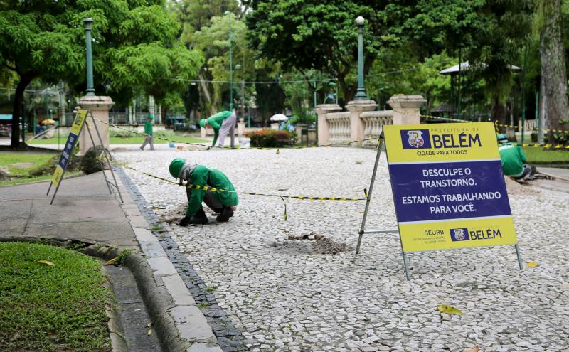 Calçadas da praça Batista Campos passam por nova manutenção