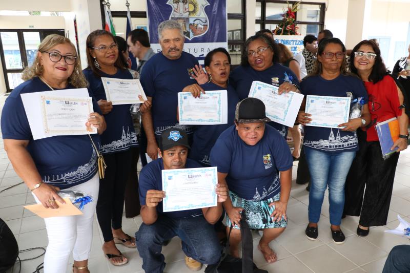 Alunos do projeto Alfabetização em Movimento, da Semec, recebem certificados