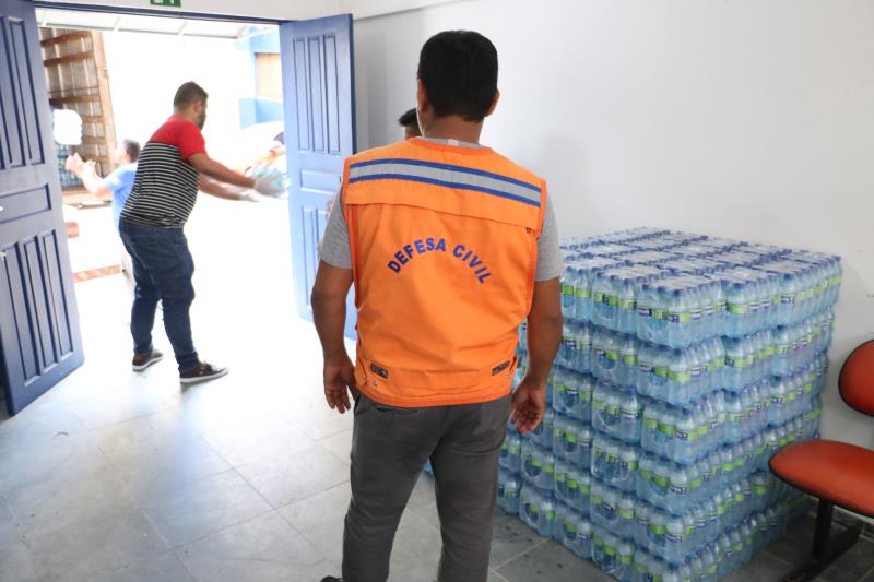 Prefeitura recebe doação de água mineral destinada às vítimas de alagamentos