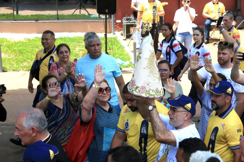 Tradição é mantida e prefeito de Belém recebe imagem da santa após Círio Fluvial, apesar de especulações 