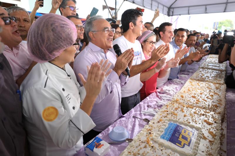 Bolo de aniversário de dez metros em homenagem aos 408 anos da capital paraense