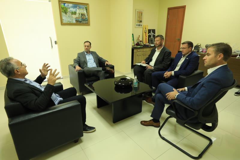 Representantes da Embaixada dos Estados Unidos participam de reunião sobre a COP-30 na Prefeitura de Belém