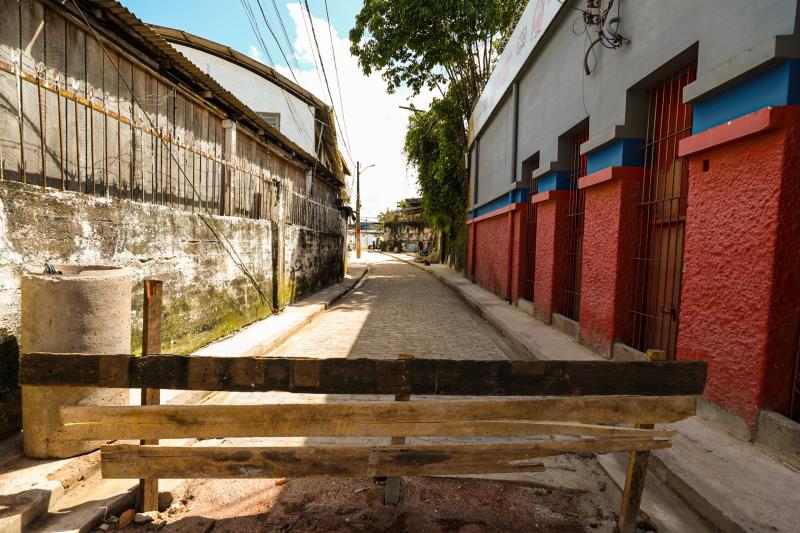 Obras em andamento - Drenagem e pavimentação do Beco do Carmo, Cidade Velha