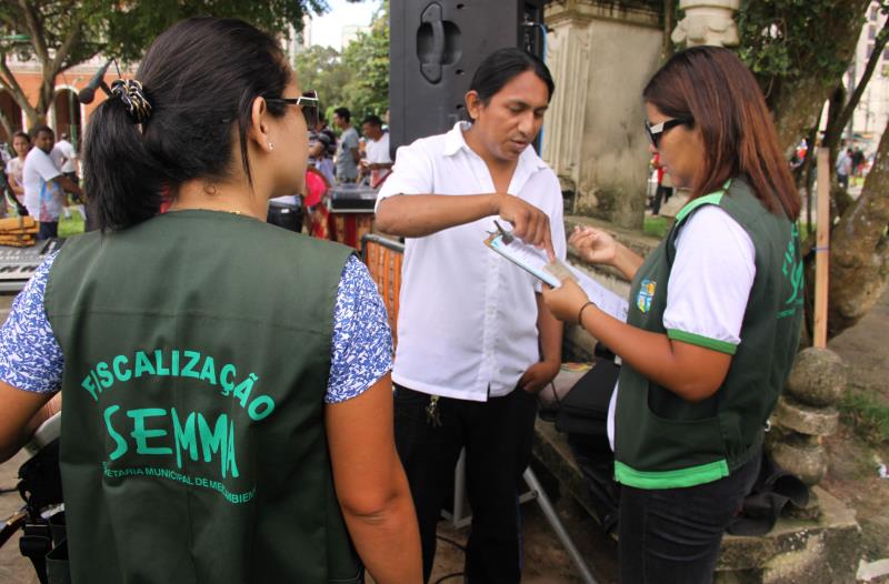 Fiscalização flagra irregularidades na Praça da República