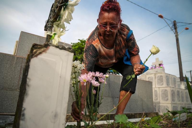 Cemitérios registram intensa visitação neste domingo, 8, Dia das Mães