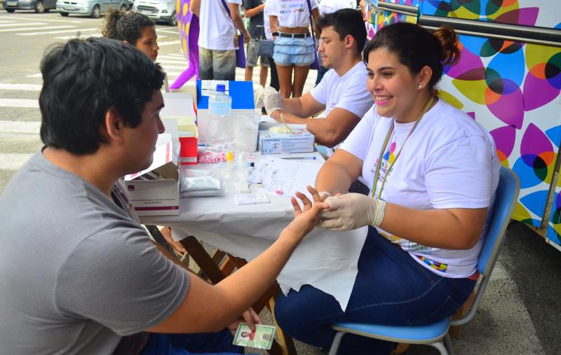 Projeto incentiva jovens e adultos a se submeterem a teste de HIV e DSTs