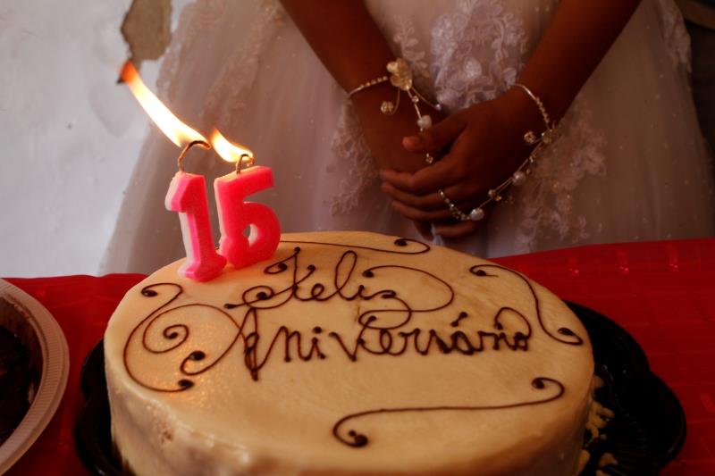 Menina acolhida em abrigo da prefeitura ganha festa de 15 anos 