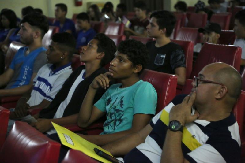 Sessão de cinema reúne estudantes para refletir sobre a violência e discriminação