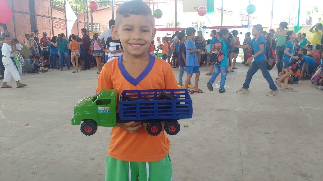 Servidores do Tribunal de Contas distribuem mais de 400 brinquedos em escola municipal do Barreiro