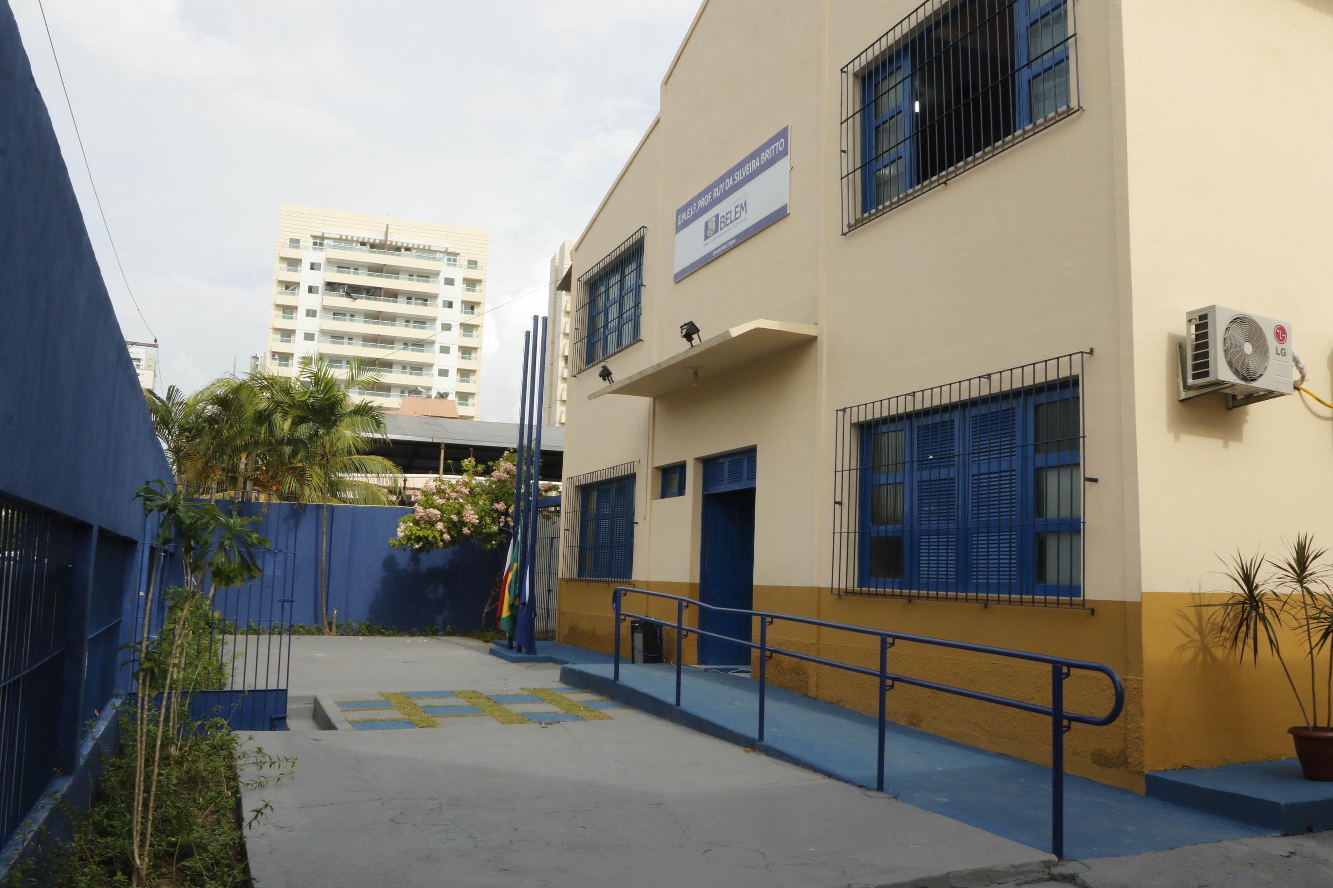 Bairro do Marco recebe escola revitalizada e com salas climatizadas