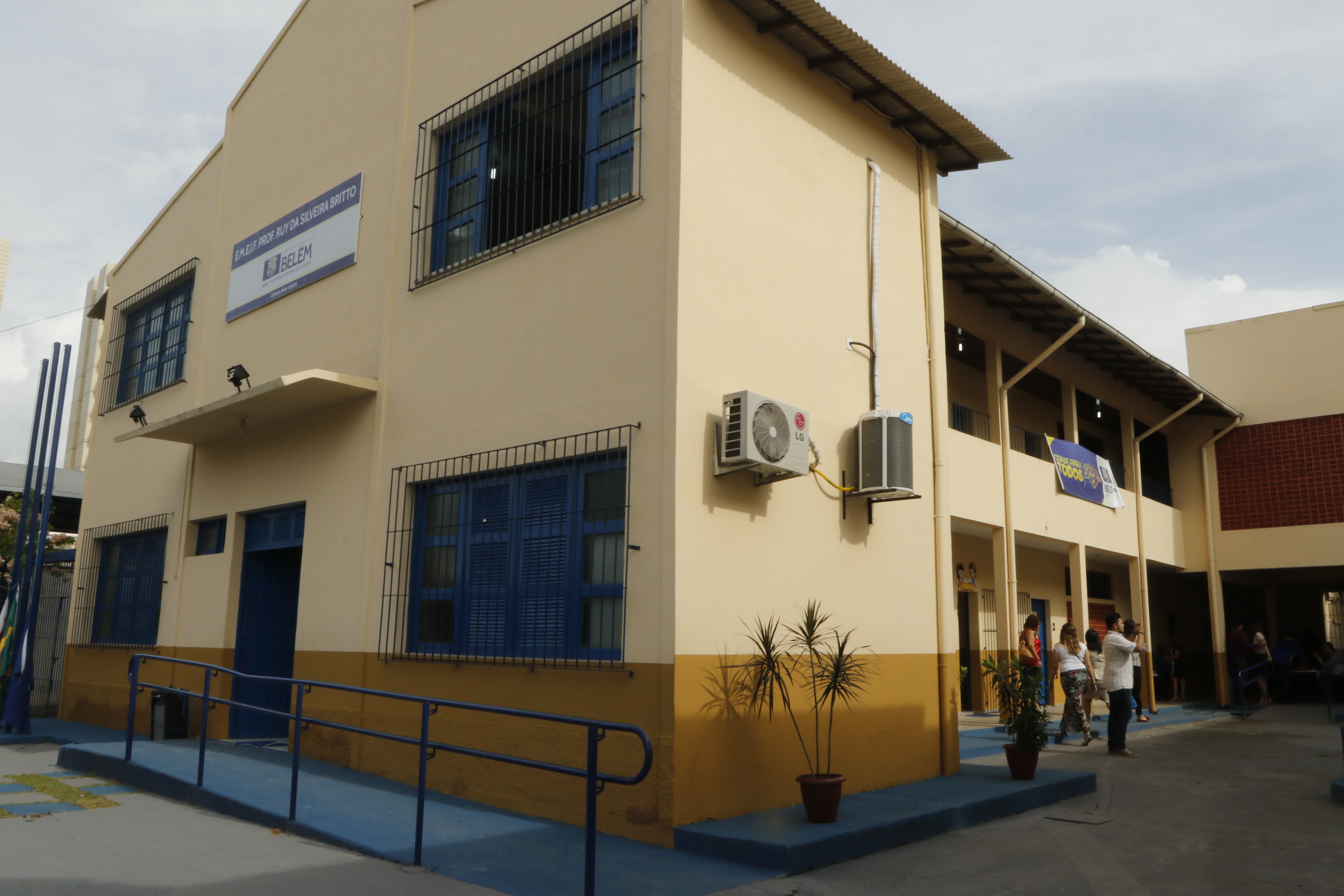 Bairro do Marco recebe escola revitalizada e com salas climatizadas