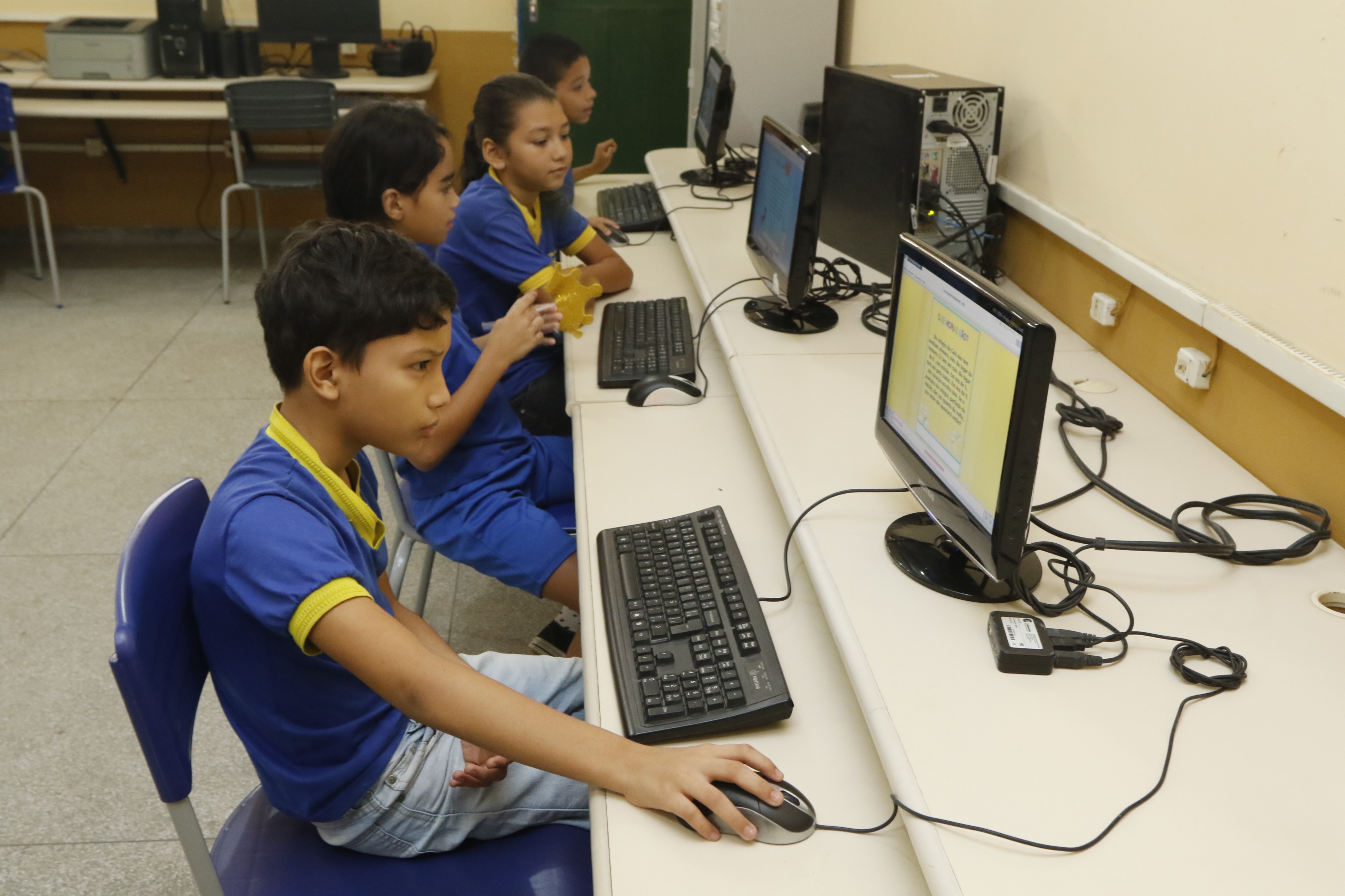 Bairro do Marco recebe escola revitalizada e com salas climatizadas