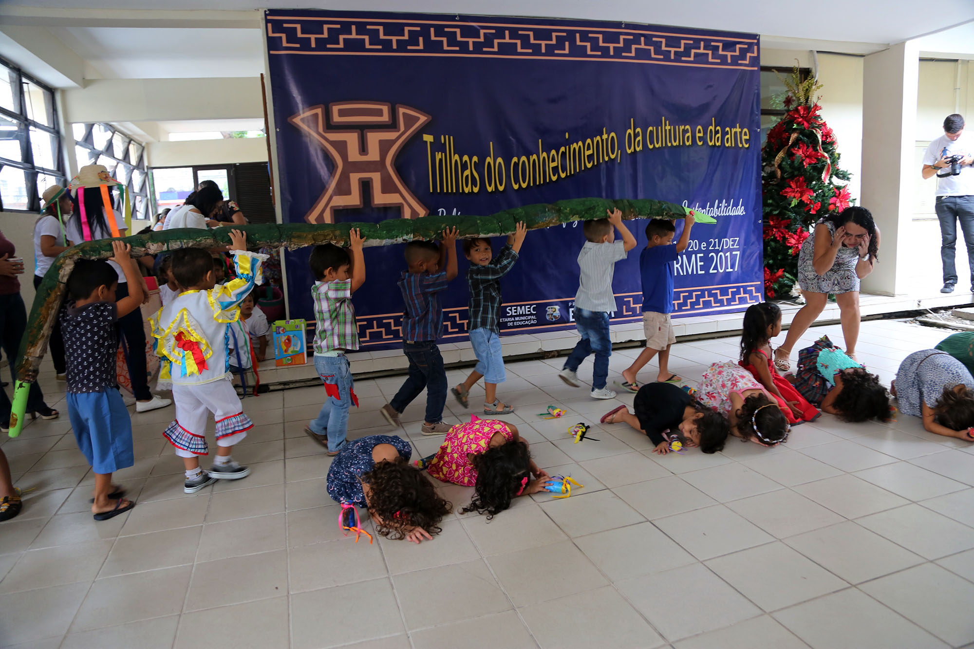 Projeto Trilhas do Conhecimento reúne mais de 100 trabalhos escolares em exposição 
